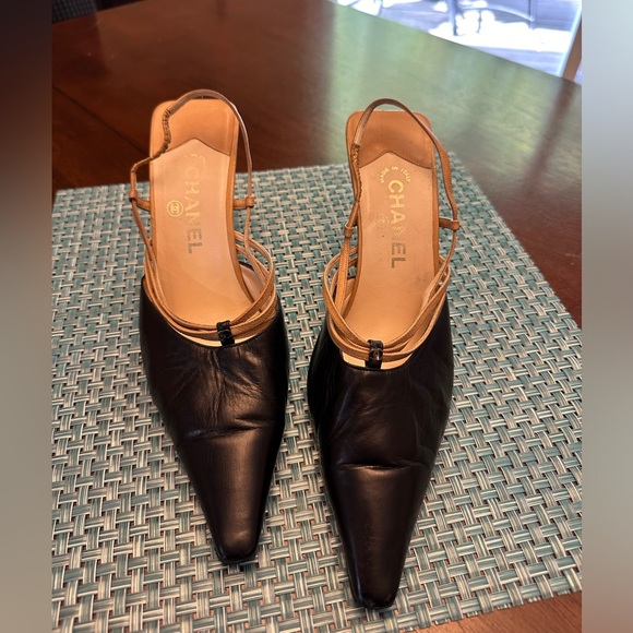 **Gorgeous Chanel Two-tone Slingback 3.5” Heels, Black and Tan, Size 40 - Picture 2 of 11